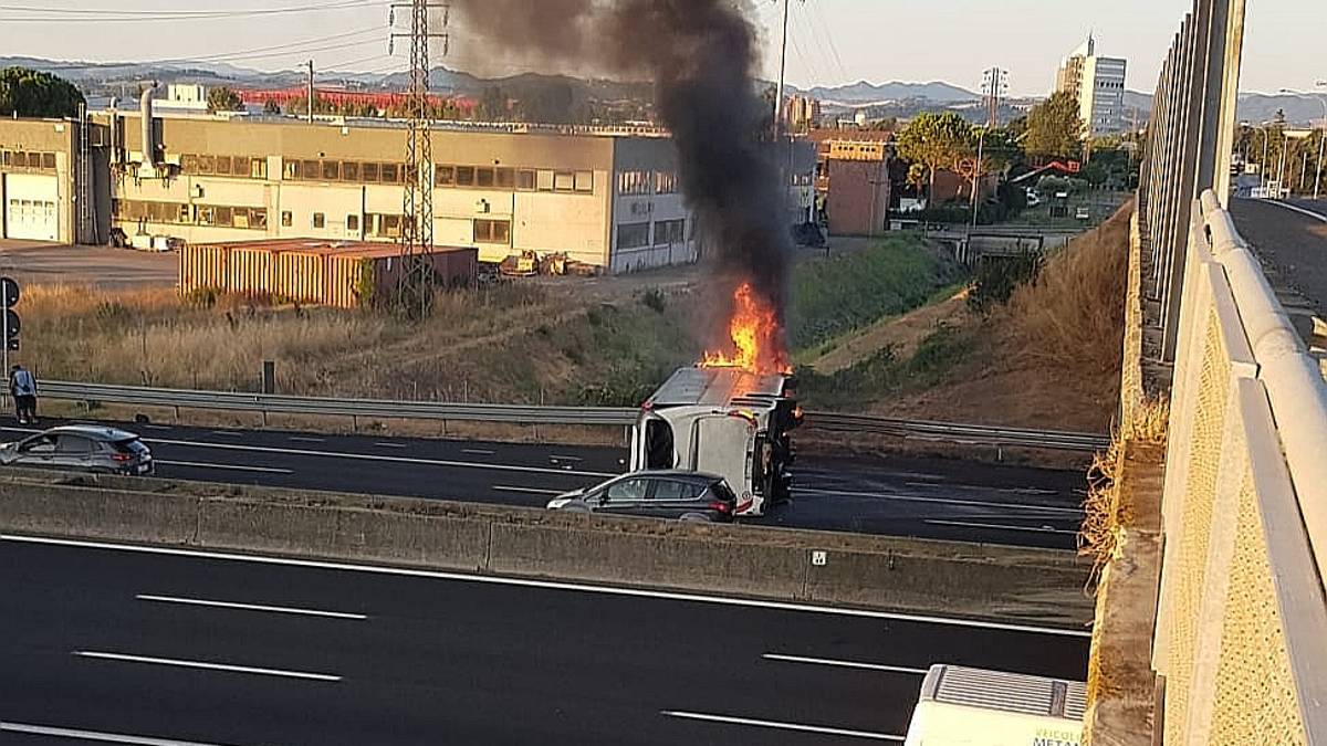 Imola, pullman vuoto si ribalta e si incendia poco prima del casello - IL VIDEO