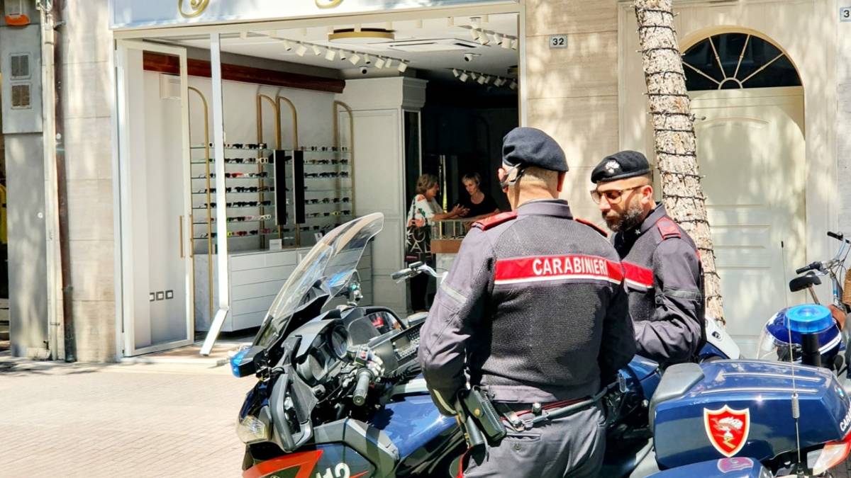 Riccione, svaligiano l'ottica usando un'auto come ariete