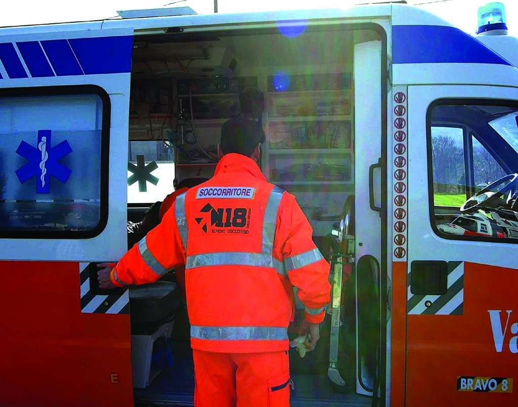 48enne di Forlì trovato morto in un bagno pubblico: sospetta overdose