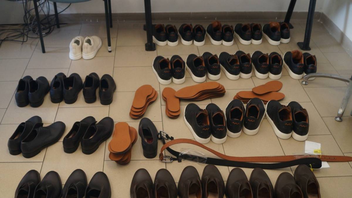 Faenza, trovata un'auto rubata con quattro sacchi di scarpe firmate