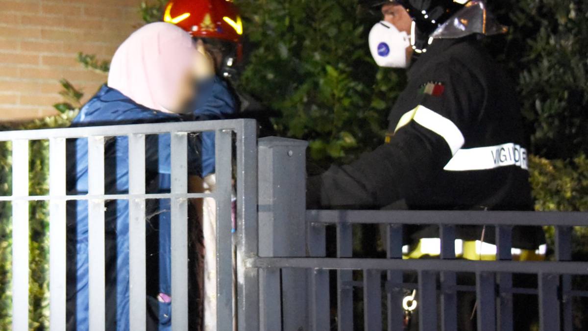 Misano, incendio nella notte nel garage: evacuato condominio e inquilini intossicati - VIDEO GALLERY
