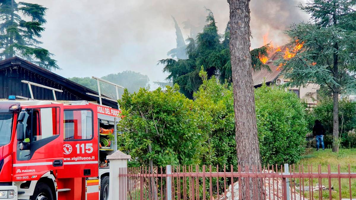 Coriano, incendio: a fuoco il tetto in legno, un uomo precipita a terra VIDEO