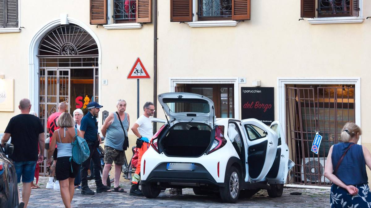 L’auto dopo che ha fermato la sua corsa (Fotoservizio Manuel Migliorini)