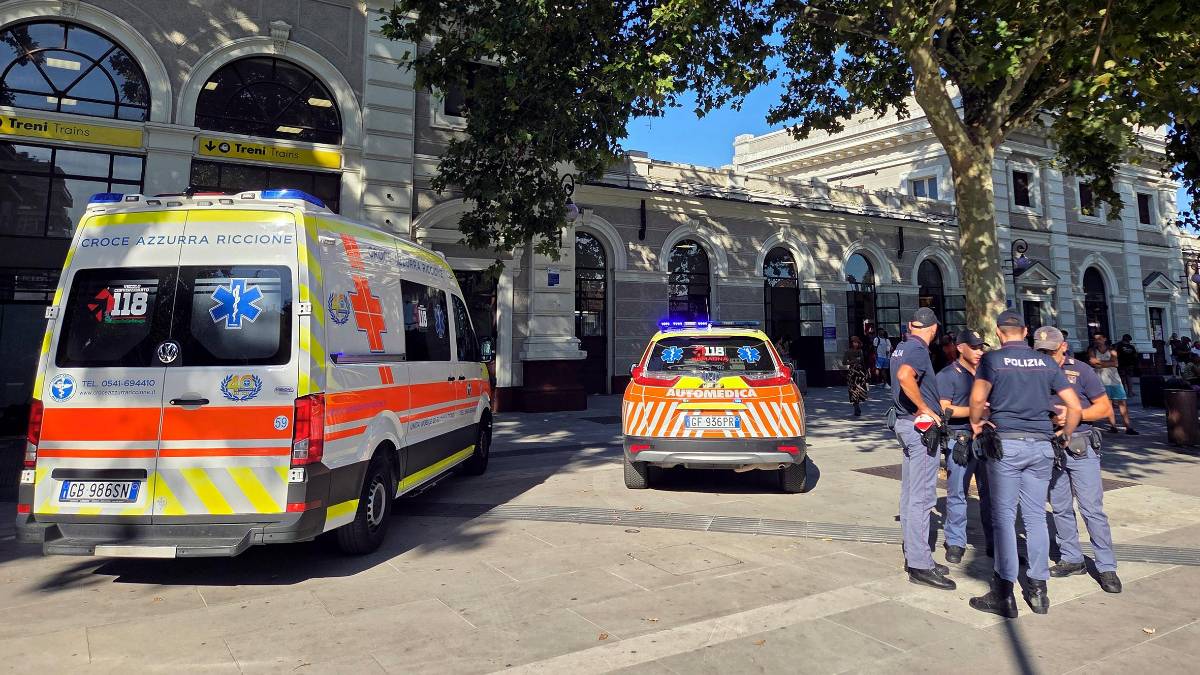 Rimini, paura in stazione: urta il treno in arrivo e rimbalza sulla banchina, è gravissimo FOTOGALLERY