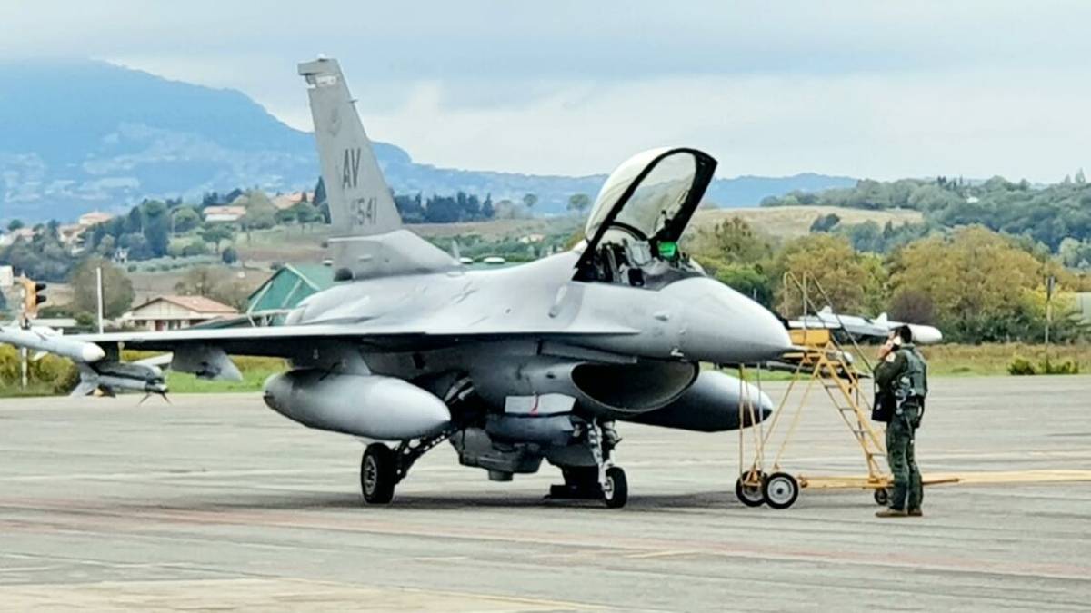 Rimini. Atterraggio d'emergenza di due F16, uno ha un guasto