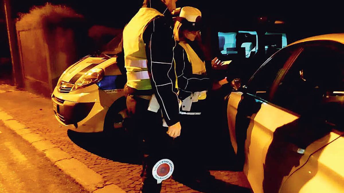 Cesena, ubriaco nell'auto rubata dorme ostruendo un ingresso