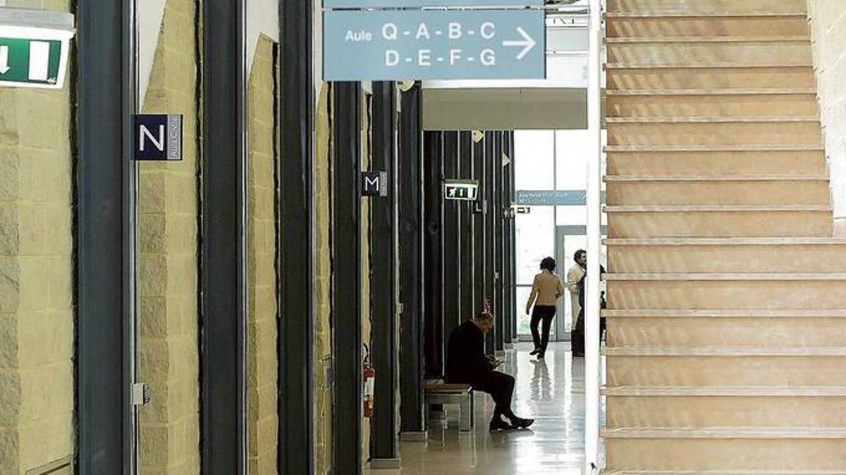 Riccione, accusava i vicini di compiere reati inviando email in Procura