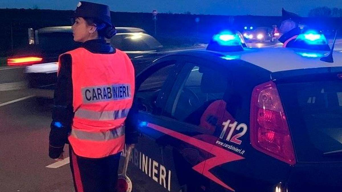 Forlì, perseguita la dipendente di un negozio rigandole l’auto e forandole gli pneumatici: braccialetto elettronico e divieto di avvicinamento