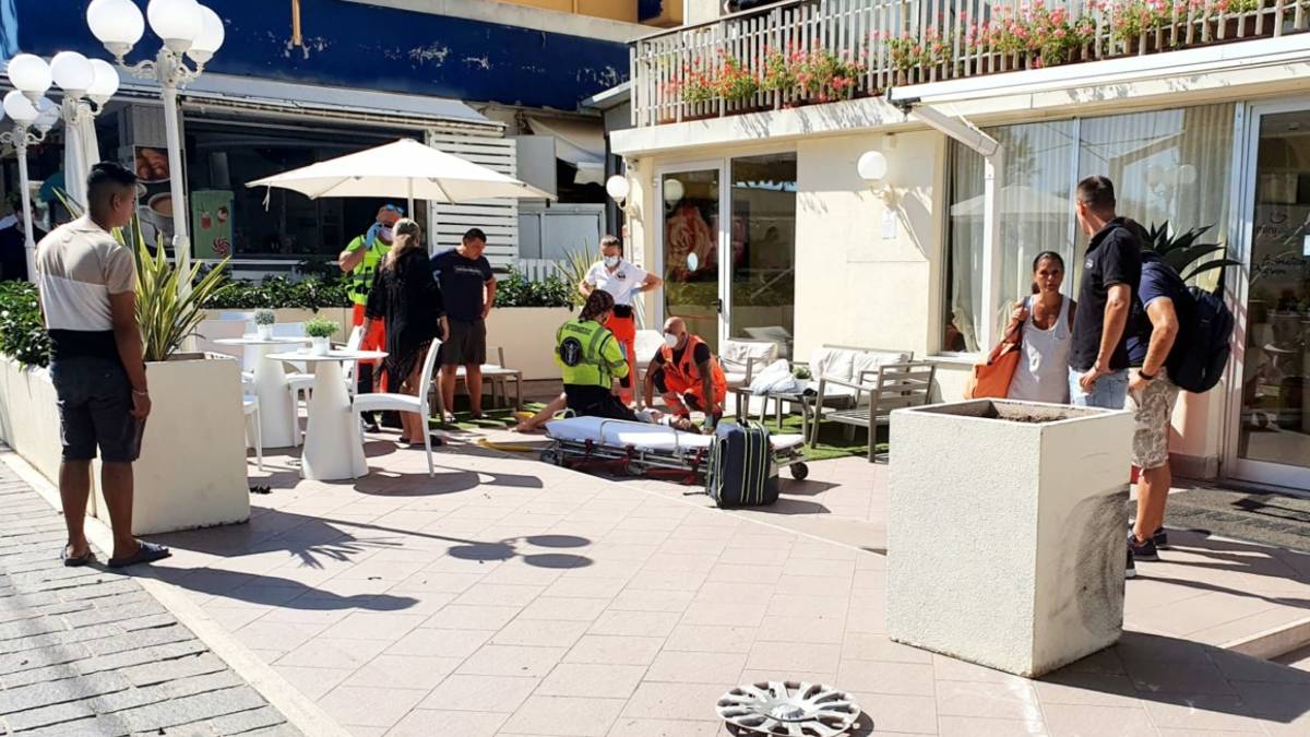 Terrore a Rimini: ruba un'auto e poi investe un gruppo di turisti. Una donna in gravi condizioni - Gallery
