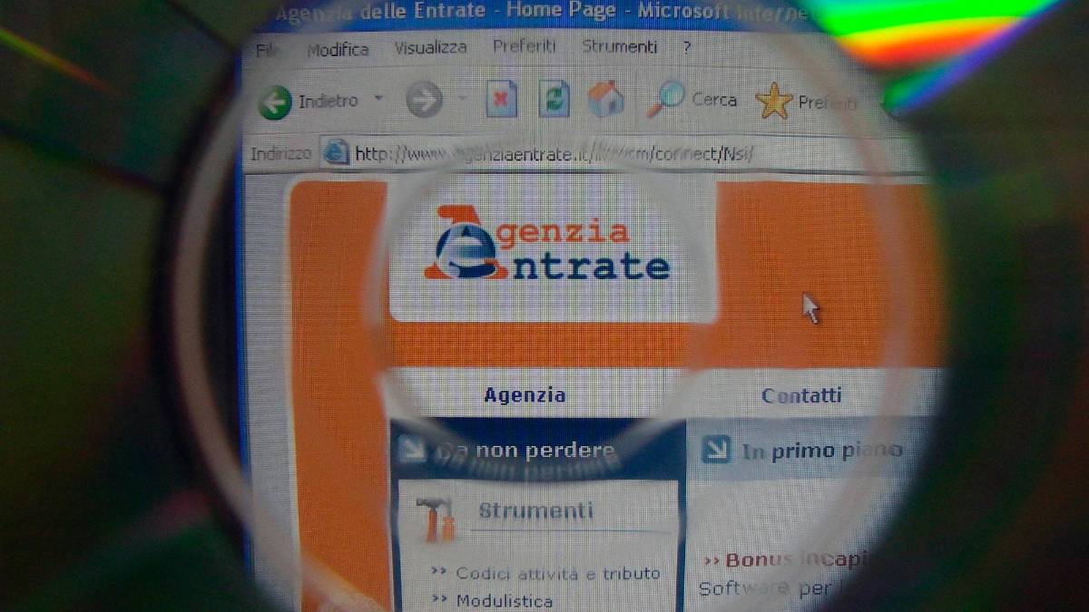 L’Agenzia delle entrate andrà a caccia di evasori fiscali anche sui social e verifiche sul web. Accanto l’assessore comunale Juri Magrini