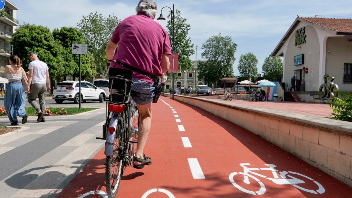 Rimini, la pista ciclabile della stazione si tinge di rosso - Gallery
