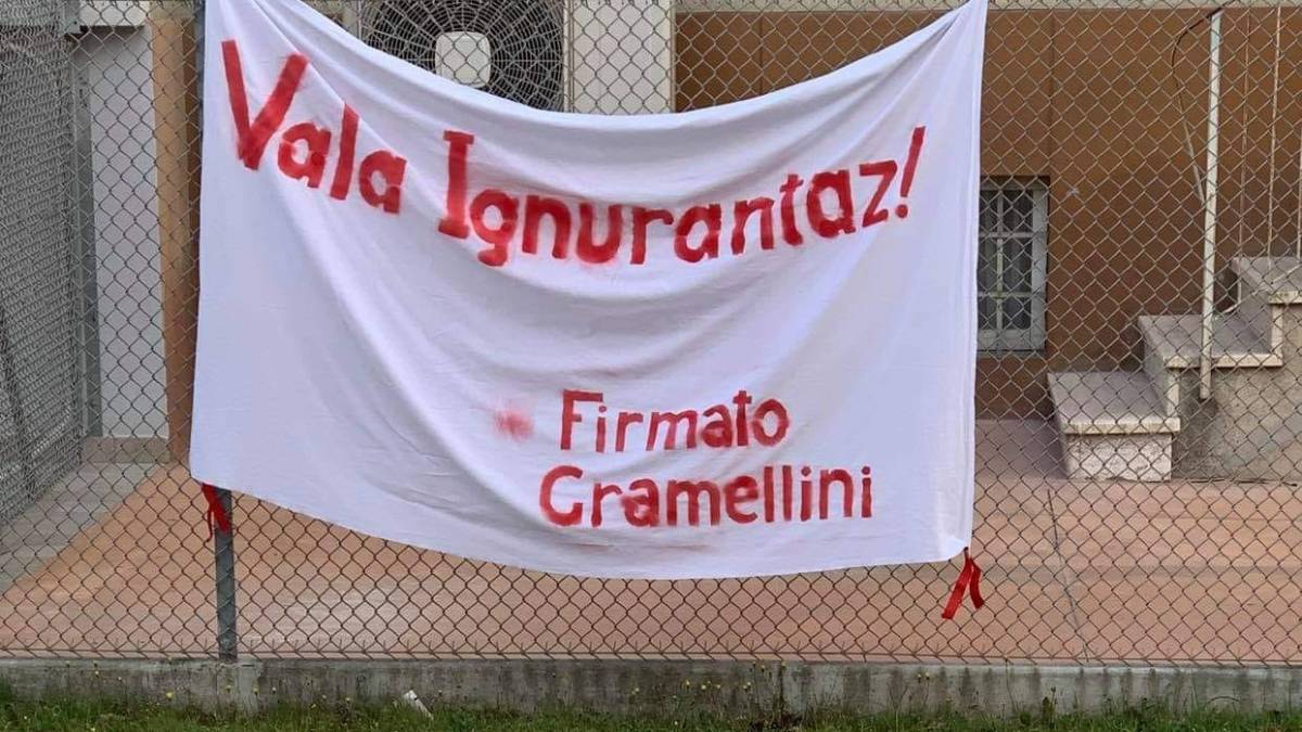 Cesena: striscione contro Don Paolo di fianco alla chiesa