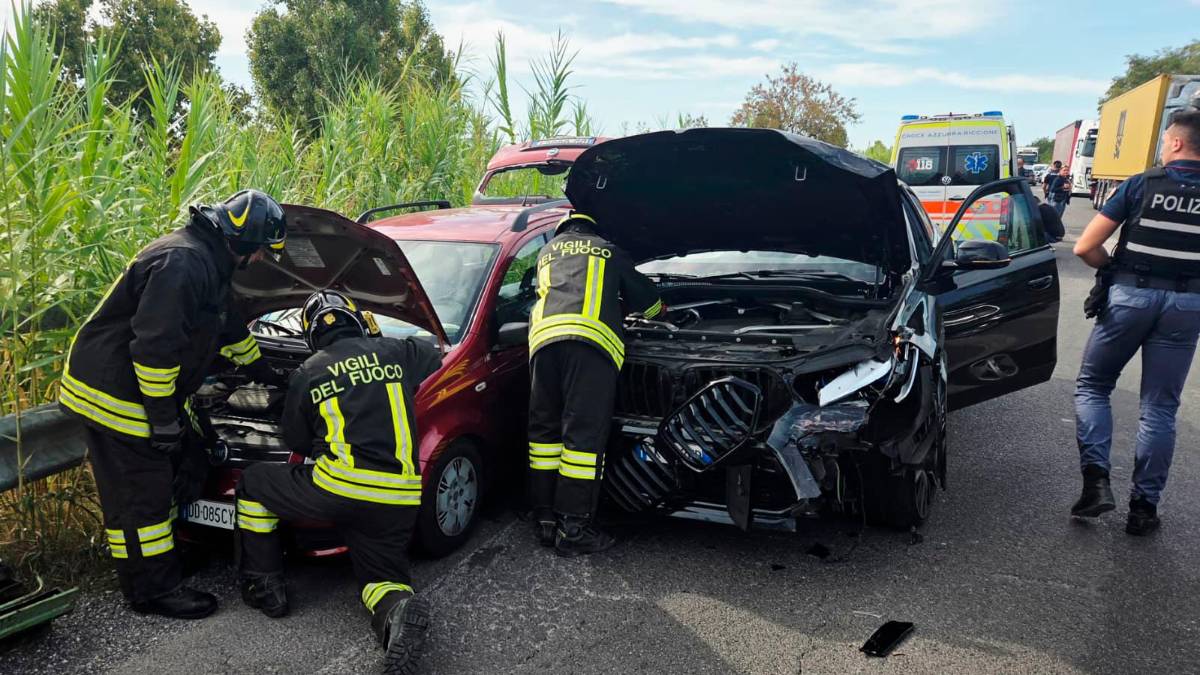 Rimini, fuggono all’alt della Polizia, speronano tre auto e feriscono più persone: due uomini arrestati - VIDEO GALLERY