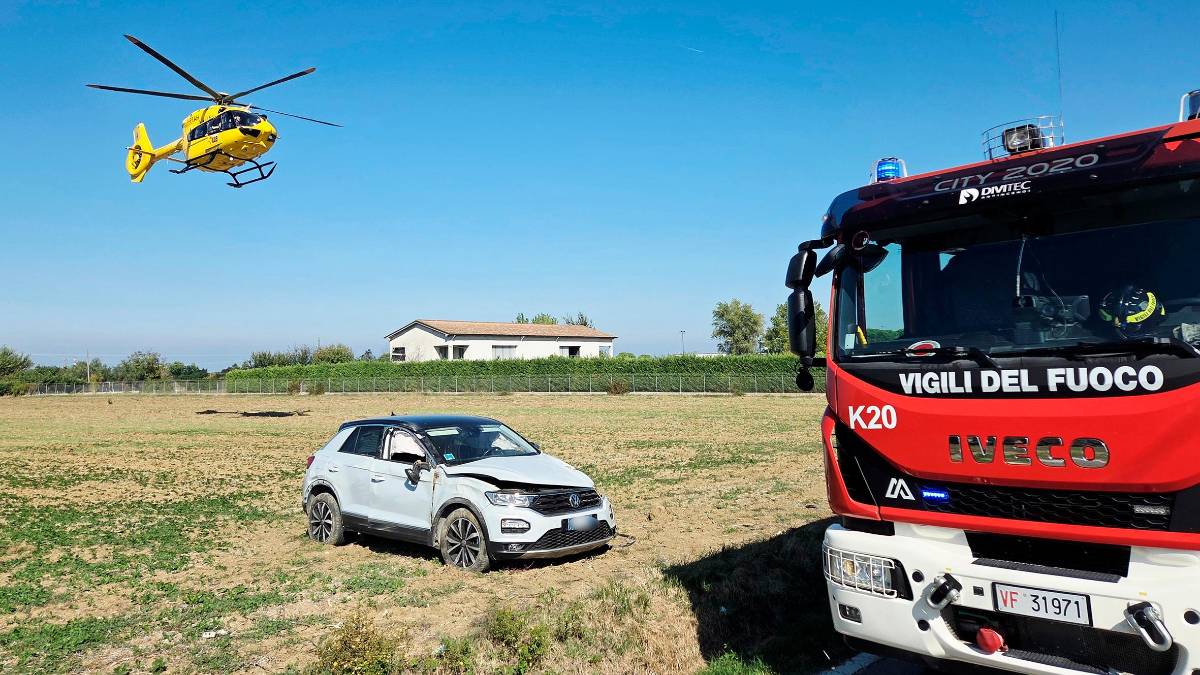 Rimini, incidente: esce di strada con l’auto, donna 57enne all’ospedale - Gallery