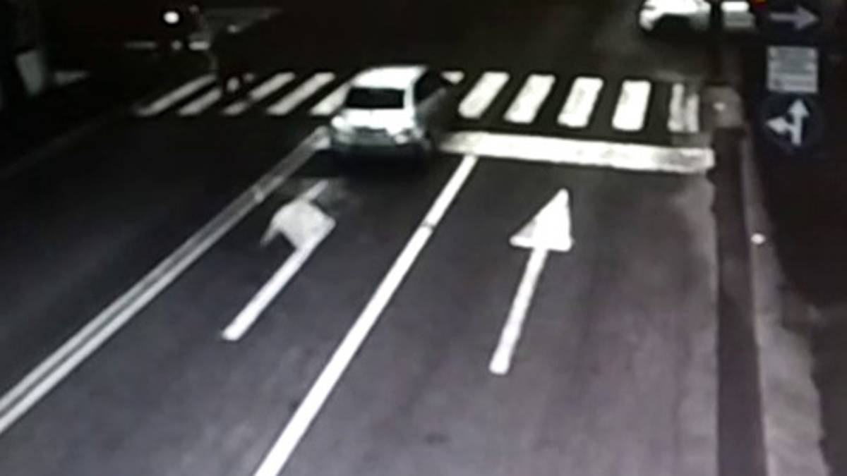 Rimini. Al semaforo rosso tira dritto e rischia di investire un pedone