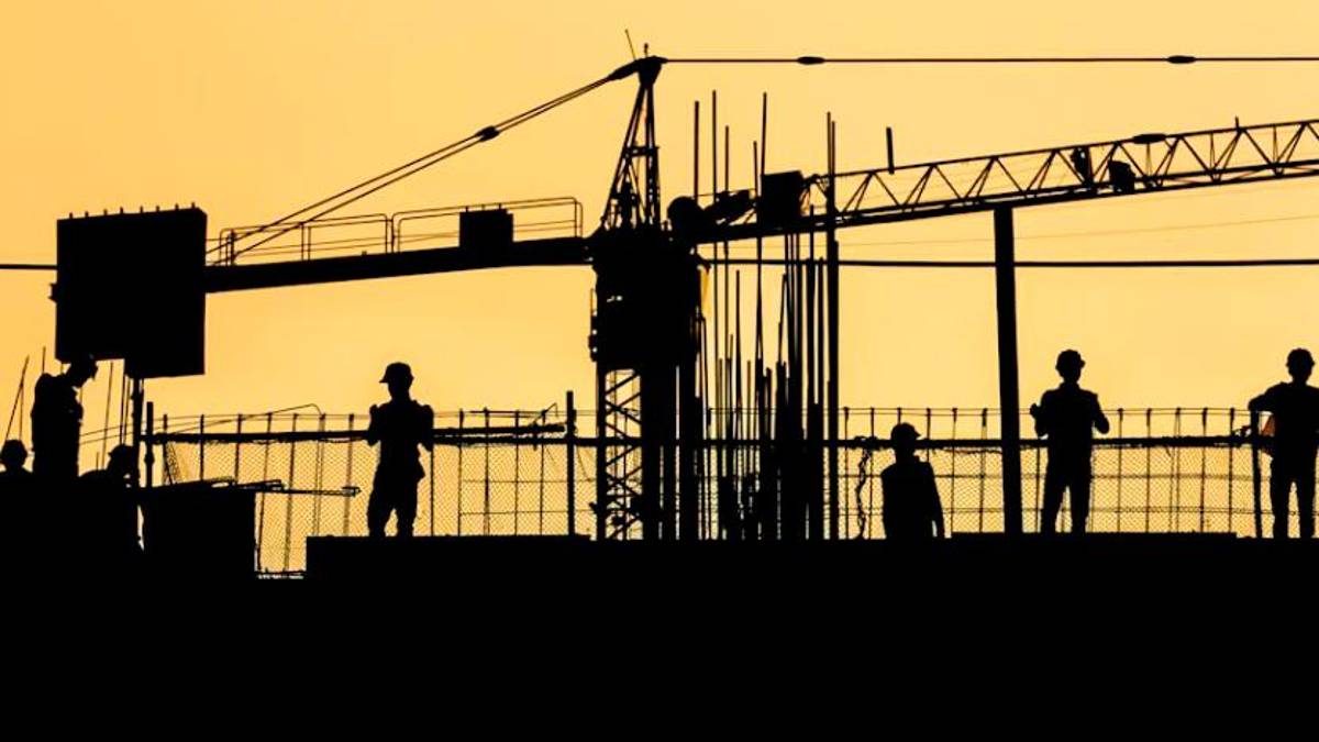 Ravenna, operaio minorenne senza protezioni sul tetto: 9mila euro di multa e impresa sospesa