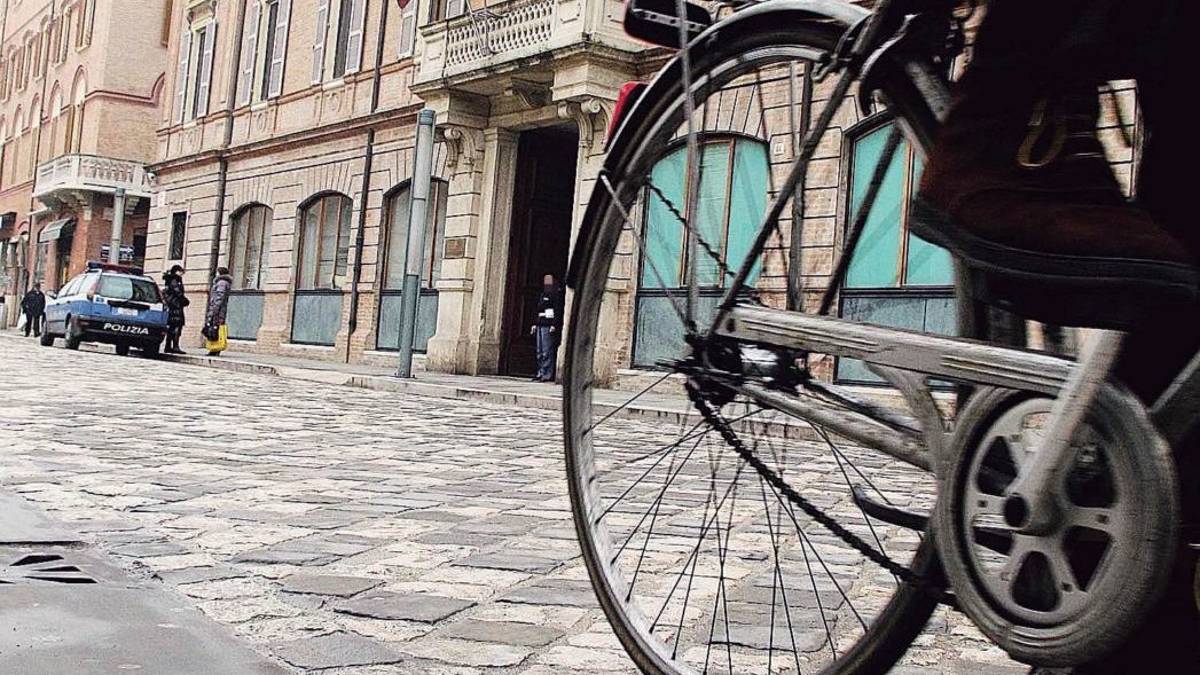Permessi di soggiorno “pilotati” a Rimini: condannati poliziotto e funzionario