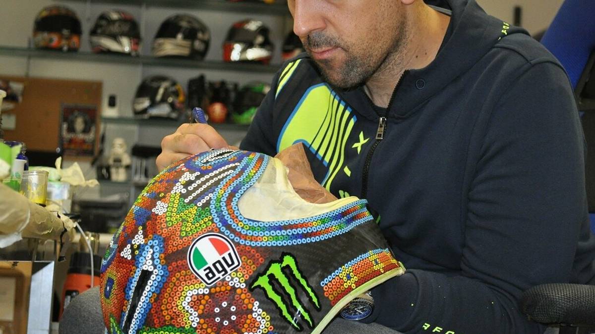 Riccione, da Valentino Rossi al Giappone: i miei caschi fanno il giro del mondo