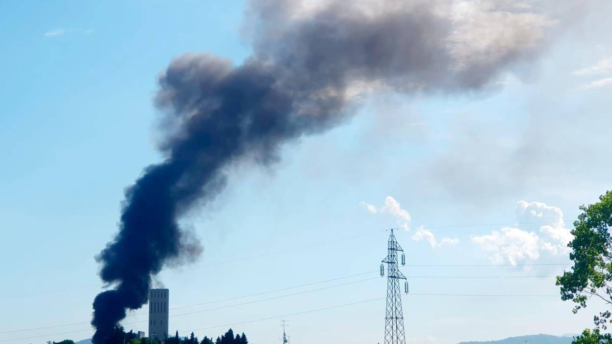 Incendio all’impianto di Raibano, fumo visibile da lontano VIDEO