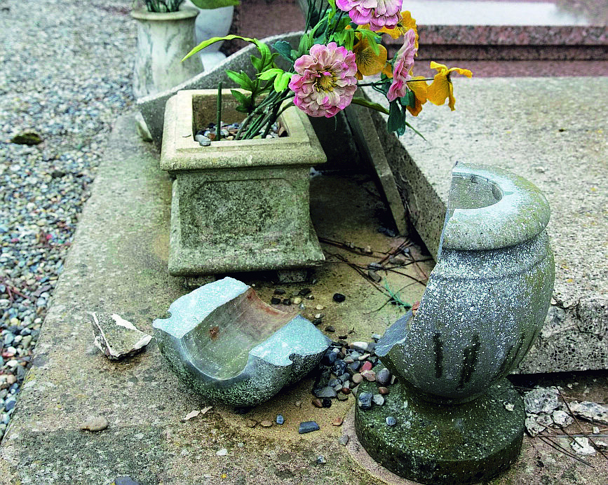 Rimini, trova dentiera al posto dei fiori sulla tomba del figlio