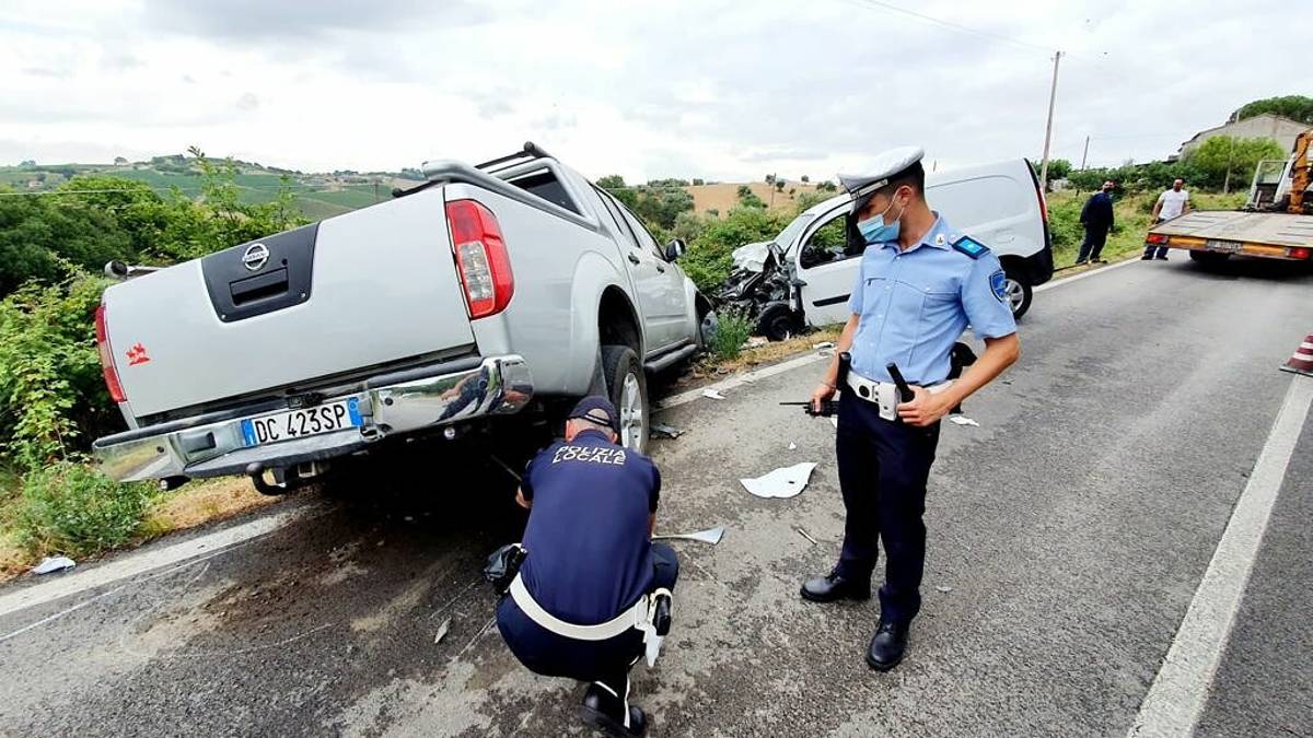 Coriano. Scontro frontale, due feriti ricoverati al Bufalini