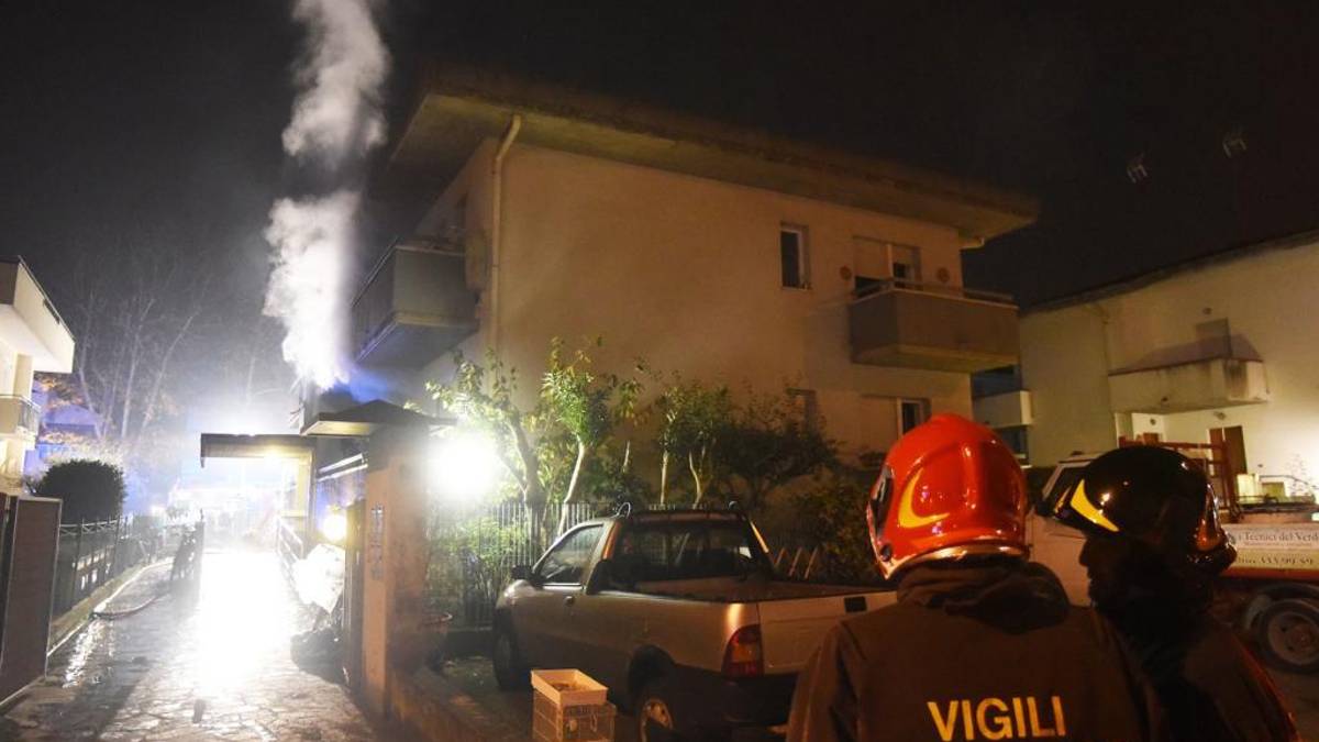 Incendio a Riccione, evacuata una palazzina. Il video e le foto