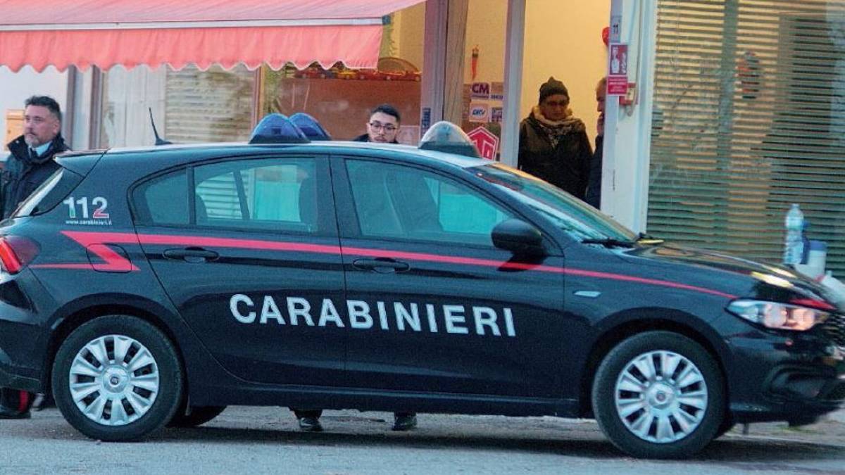 Ravenna, colpisce alla testa un benzinaio e lo rapina