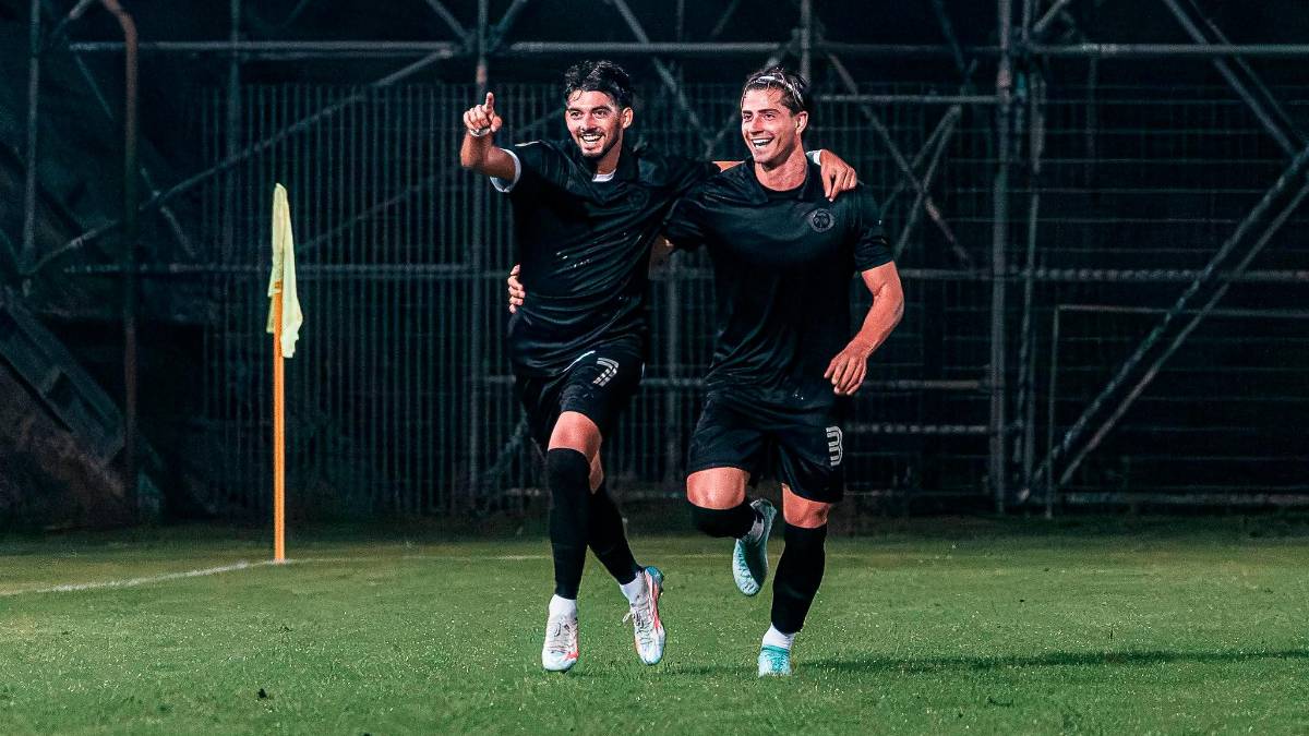 Cristian Spini esulta insieme a Luca Falbo dopo aver portato in vantaggio il Ravenna in casa del Carpi in Coppa Italia