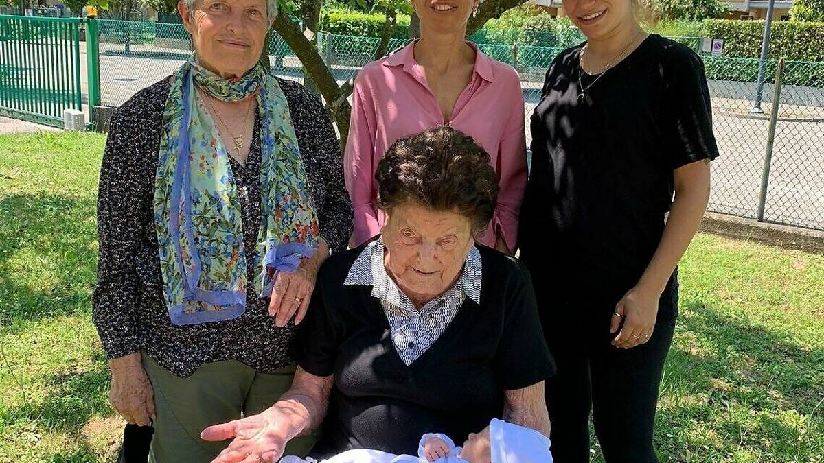 Castel Bolognese, la mamma ha 21 anni, la trisnonna 95: una splendida maxi-famiglia