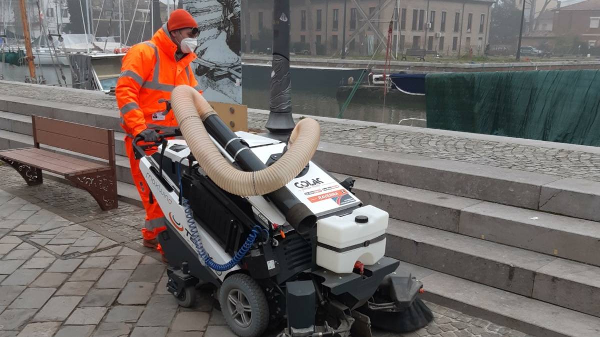 Cervia, una mini spazzatrice al lavoro