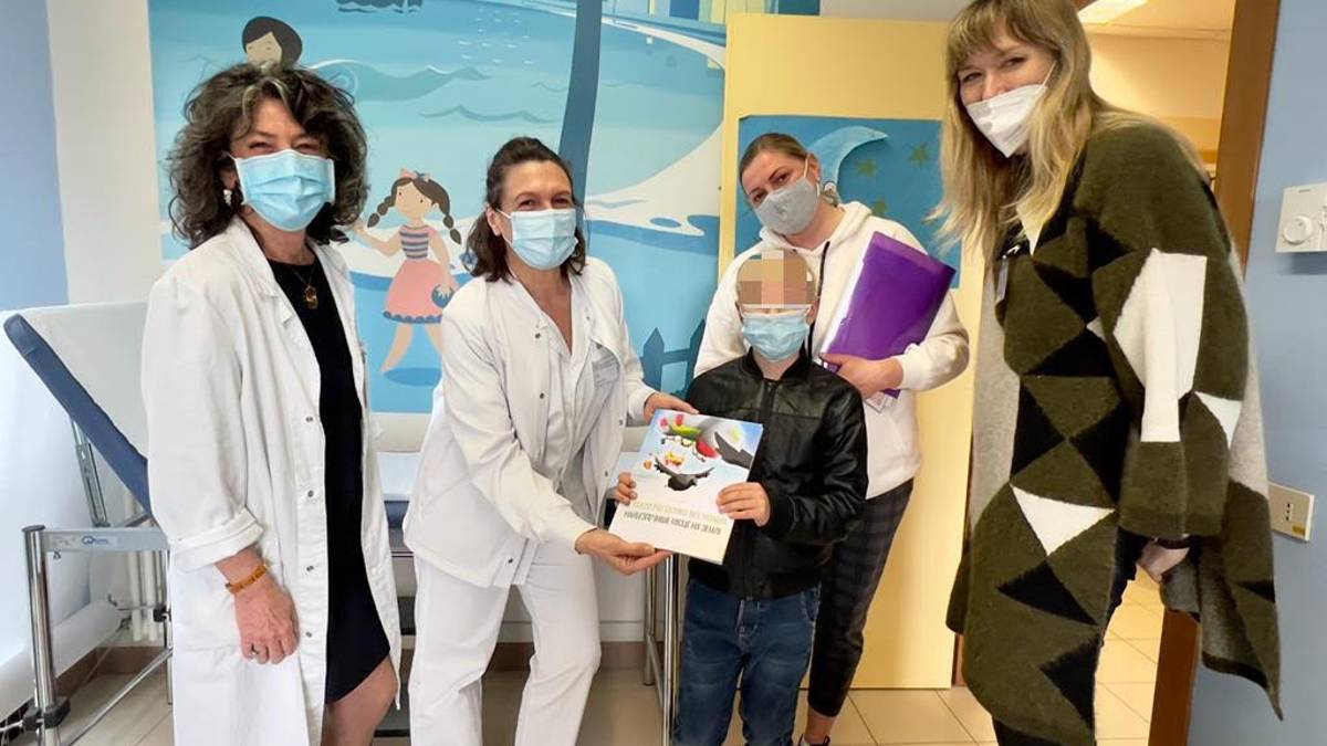 Donati libri per l'infanzia, in italiano e ucraino, alle Pediatrie di Cesena e Forlì