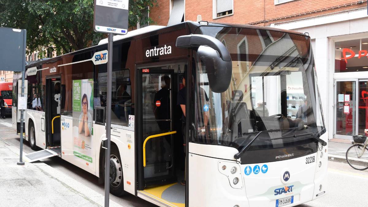 Violenza sessuale a bordo del bus tra Forlì e Ravenna ai danni di una 15enne, condannato a 4 anni e 8 mesi