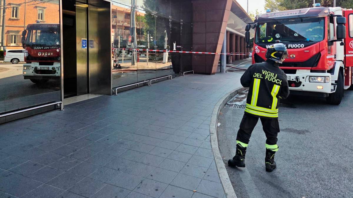 Riccione, incendio sopra la stazione ferroviaria VIDEOGALLERY