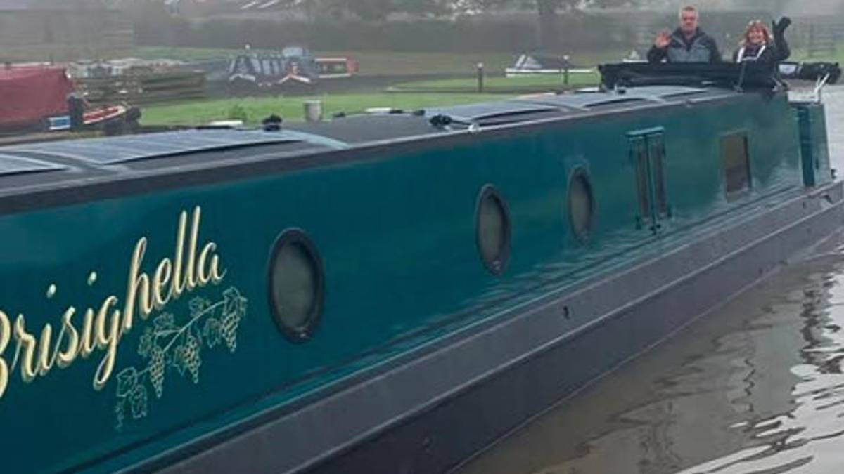 Coniugi inglesi costruiscono barca per abitarci e la chiamano “Brisighella”