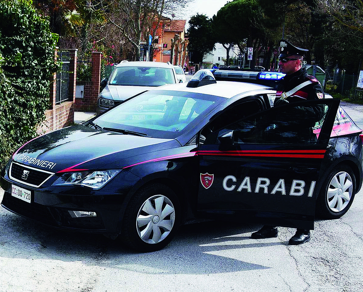 Bellaria, ubriaco sbaglia stanza d'hotel e aggredisce 72enne e carabinieri