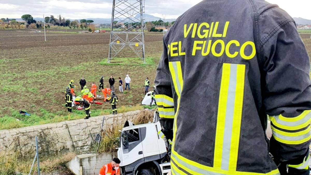 Camion si ribalta sulla rampa dell'A14: uno muore, l'altro è grave