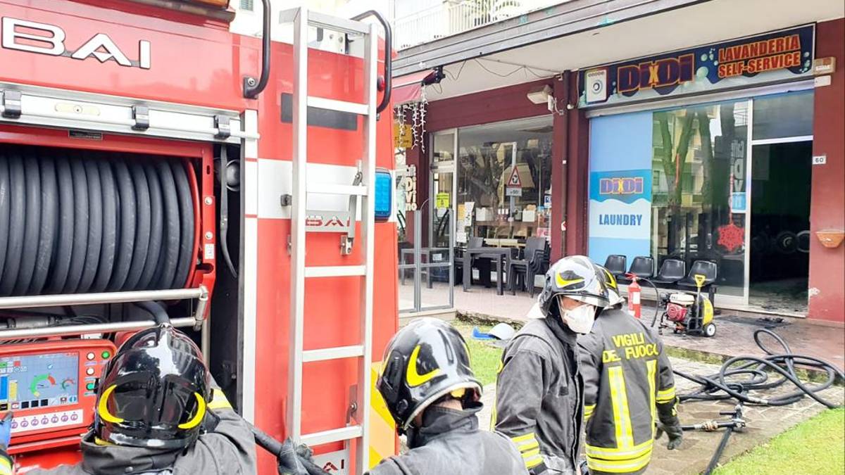 Riccione, incendio in una lavanderia self-service