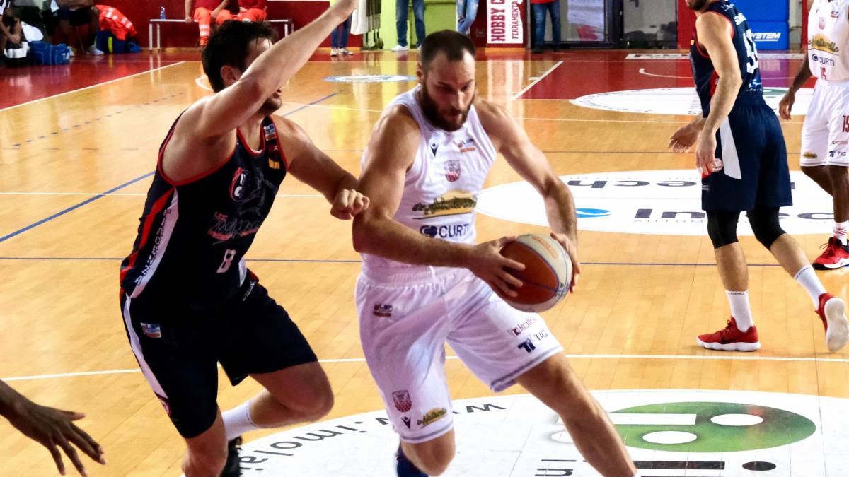 Basket A2, fa festa solo Ravenna, Imola contestata - VIDEO