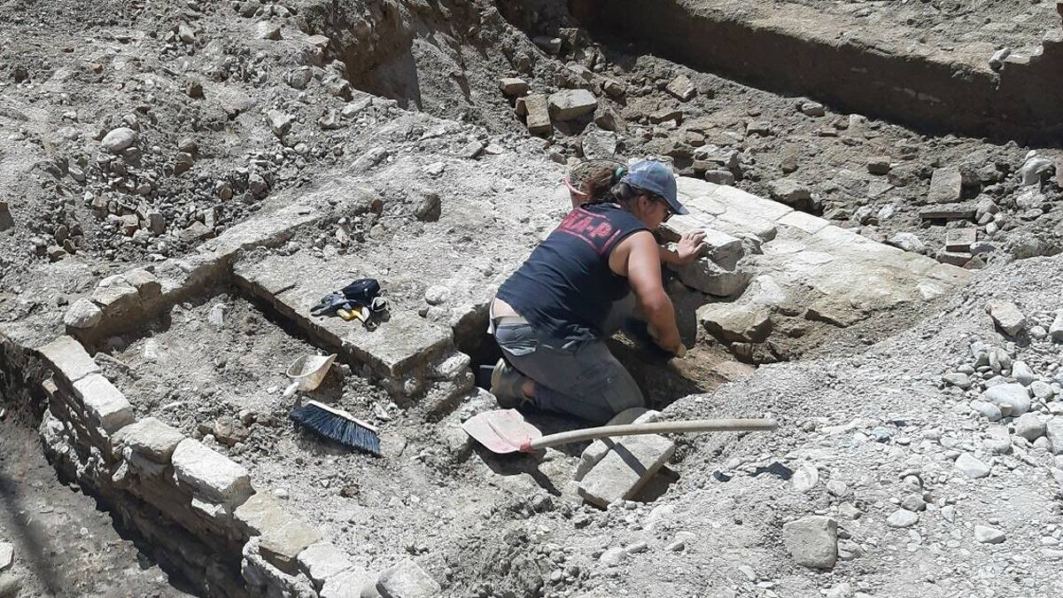 Cesena, sotto le piazze affiorano reperti più antichi del previsto