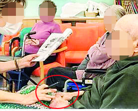 Russi, nei video contatti senza guanti. Distanziamento difficile