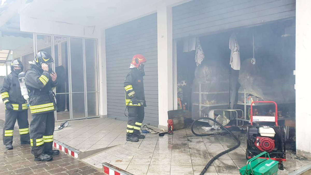 Rimini. Negozio distrutto in mattinata da un incendio
