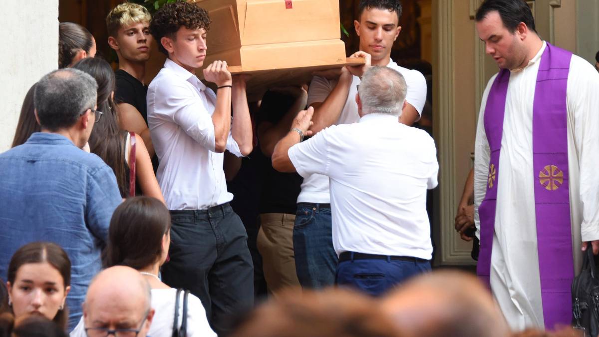Rimini, l’addio a Tommaso Ugolini: la commozione e il silenzio di centinaia di persone