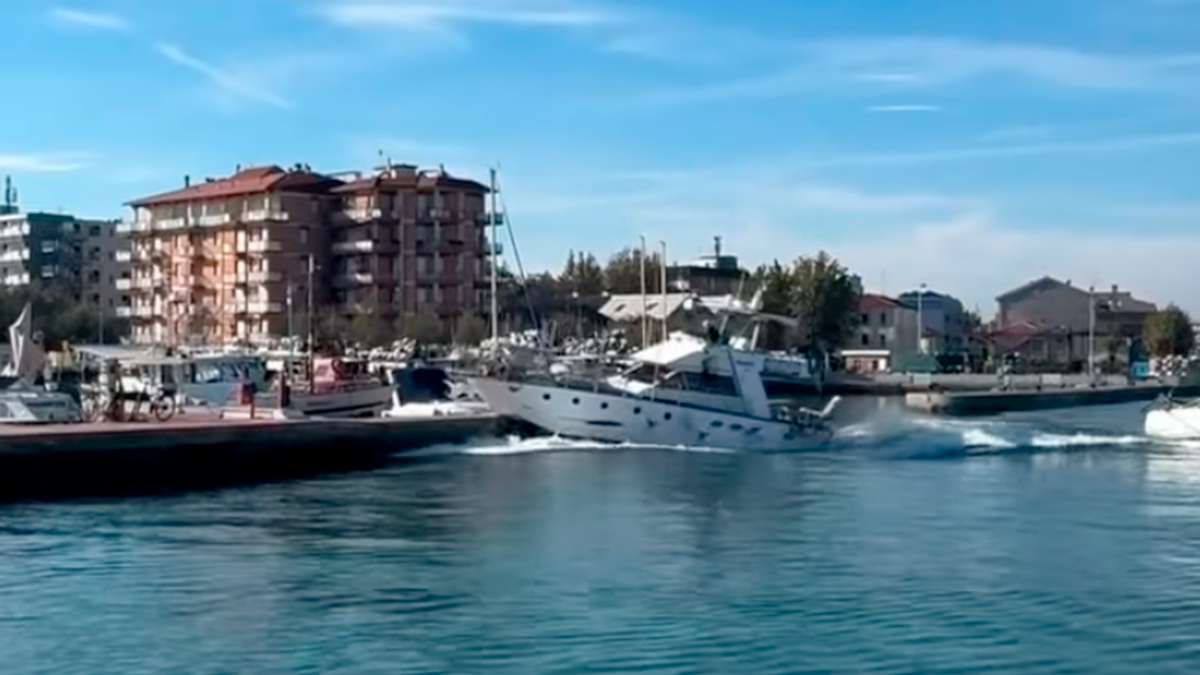 Cervia, schianto contro la banchina e poi l’affondamento: dramma sfiorato nel porto canale