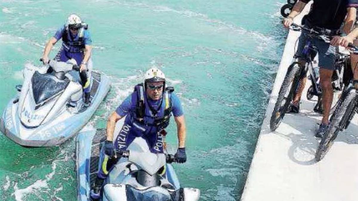 Cattolica, maxi sequestro della polizia sulla spiaggia