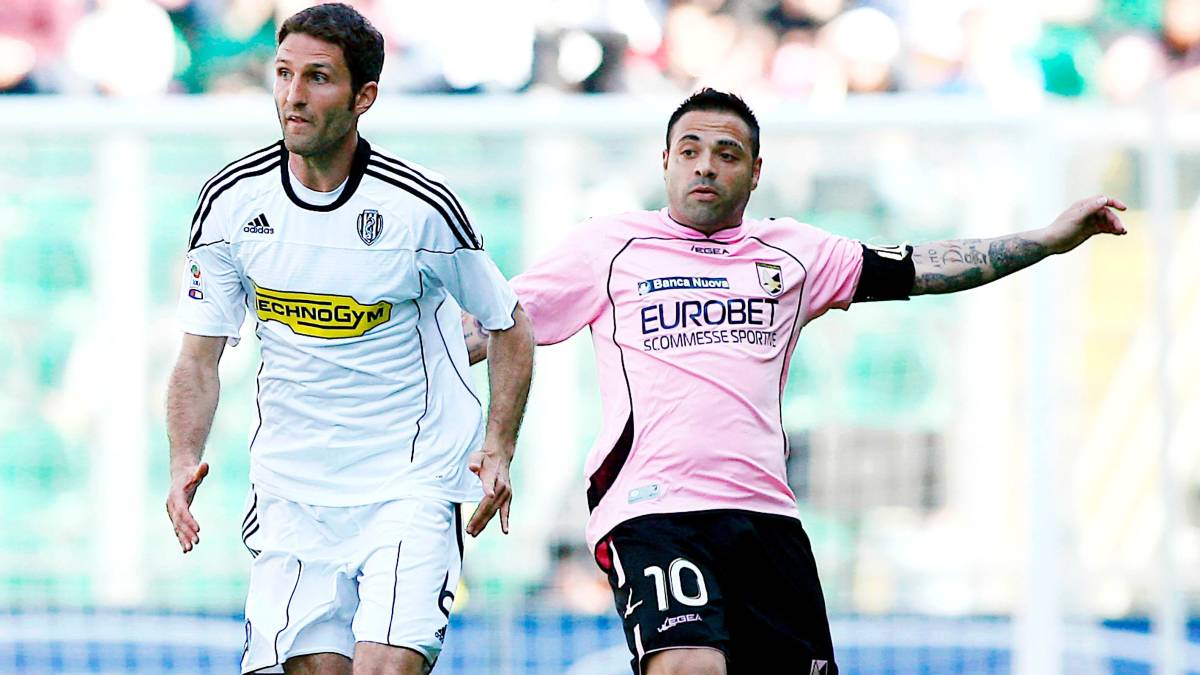 Fabrizio Miccoli ai tempi della sua militanza nel Palermo in Serie A