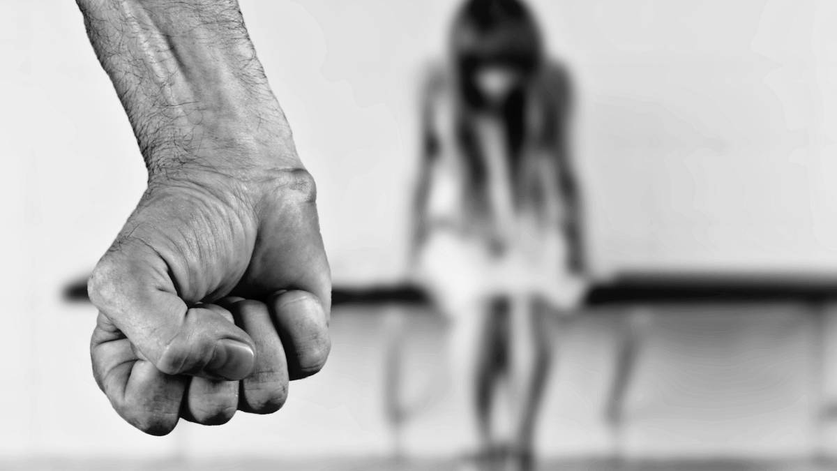 Rimini, prende a pugni la moglie e le rompe il naso: arrestato a Santa Giustina