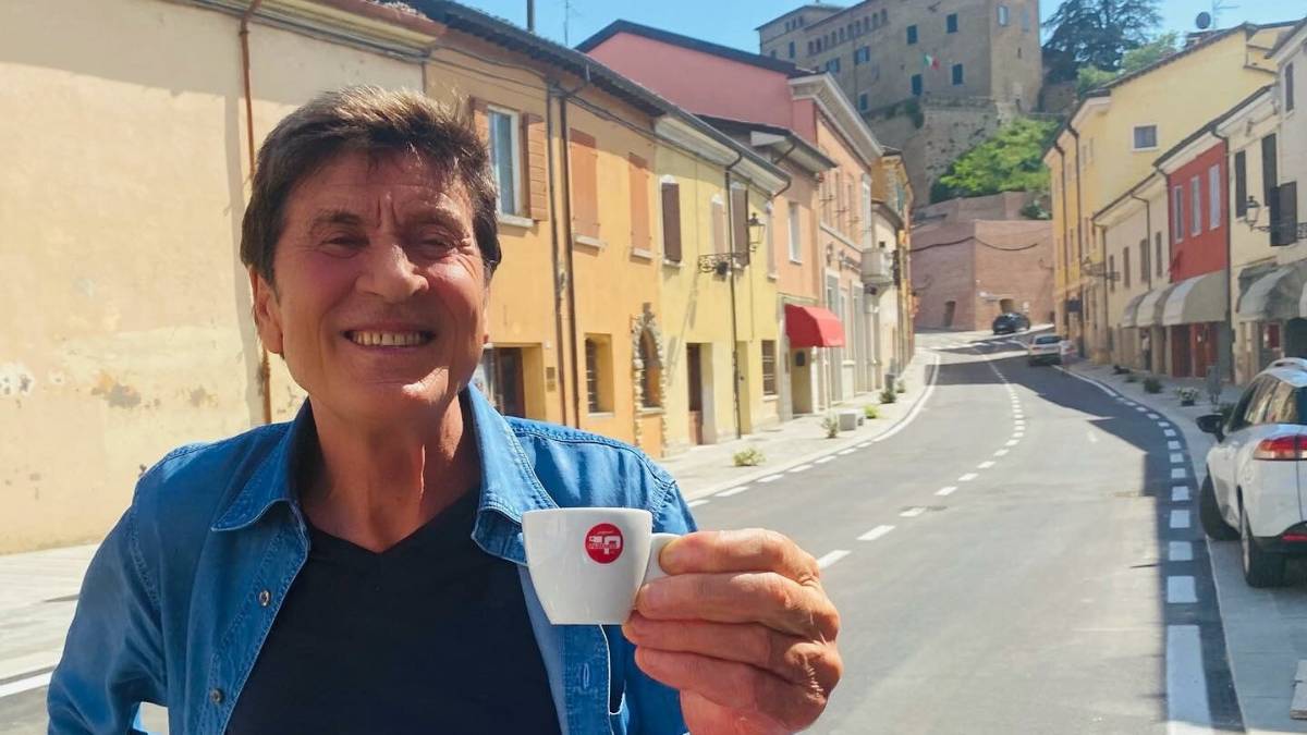 Gianni Morandi, un caffè a Longiano ricordando Lucio Dalla