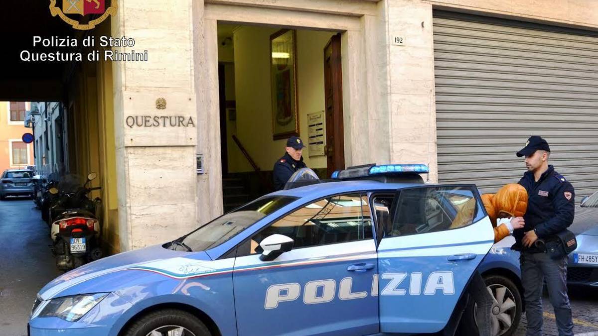 Rimini, riempiono il carrello con 874 euro di spesa ed escono senza pagare