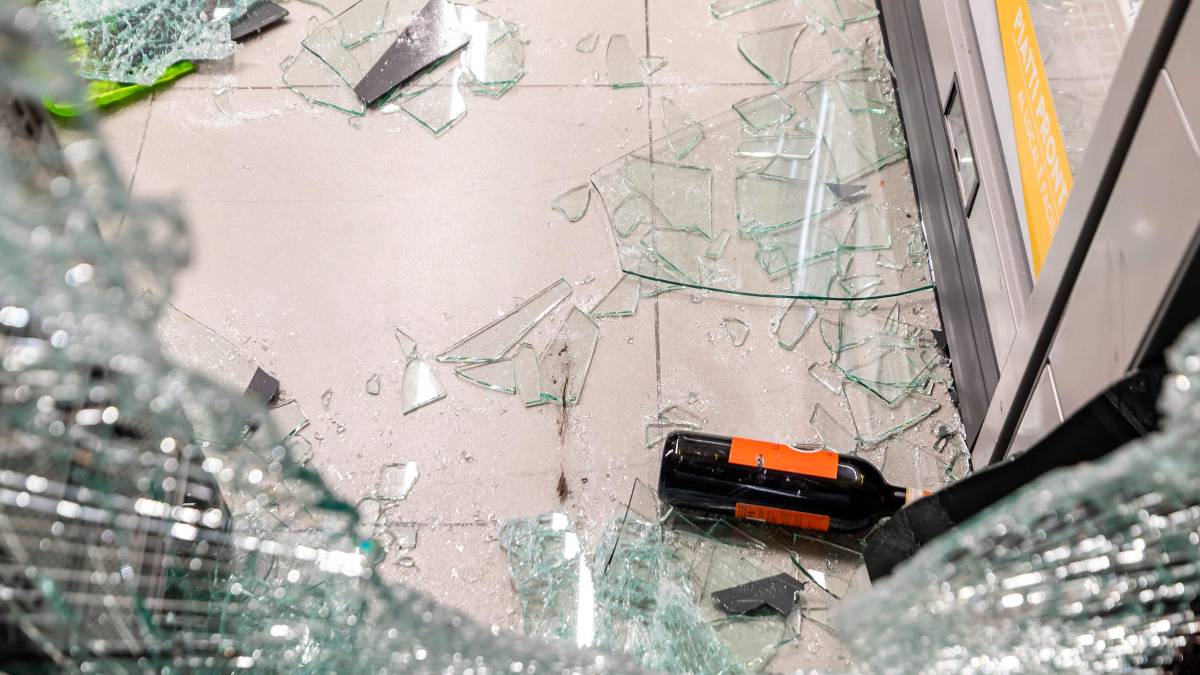 Ravenna, per rubare 20 euro di alcolici spacca la vetrina con 3mila euro di danni: fermato nella notte