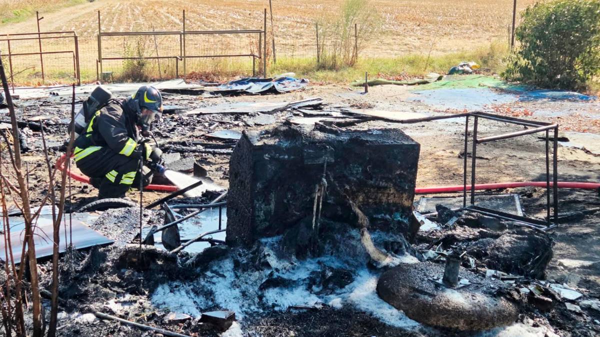 Coriano, roulotte distrutta dalle fiamme, intervengono i Vigili del Fuoco - Gallery